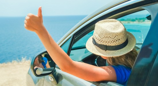 Fille voiture pouce en l'air